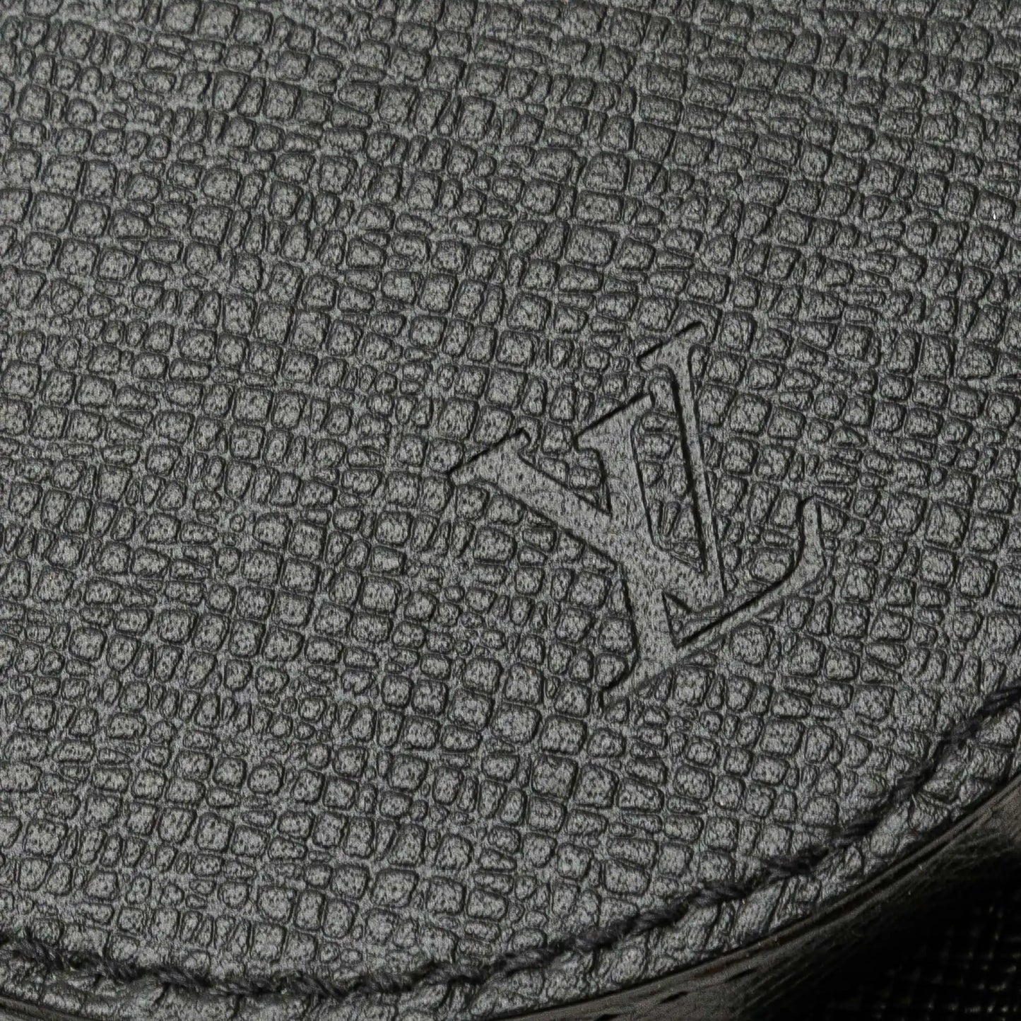 Louis Vuitton Taiga Porte Monnaie Cuvette Coin Purse